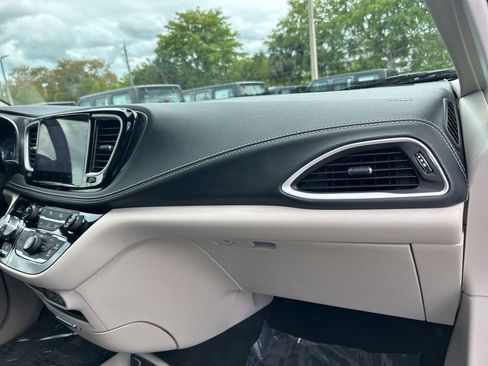 Used 2024 Chrysler Pacifica Touring-L image 22