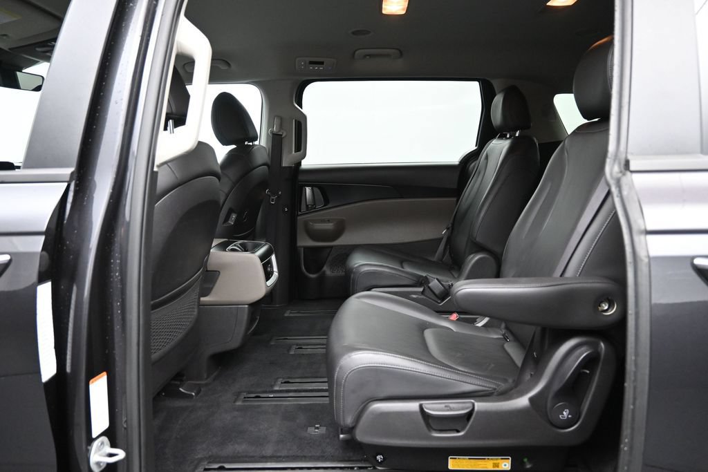 Used 2025 Kia Carnival FWD image 27