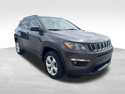 Used 2019 Jeep Compass Latitude w/ Popular Equipment Group AWD/4WD image 3