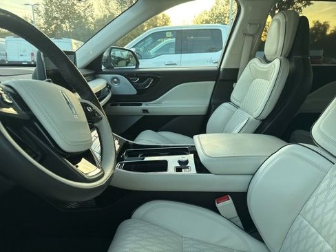 Used 2023 Lincoln Aviator Black Label w/ Dynamic Handling Package image 6