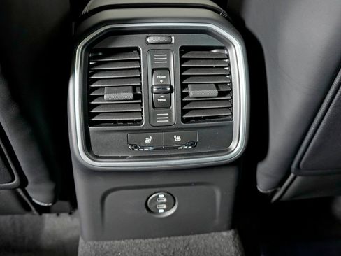 Certified 2026 Porsche Macan AWD/4WD image 33
