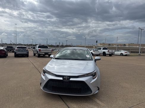 Used 2022 Toyota Corolla LE image 4