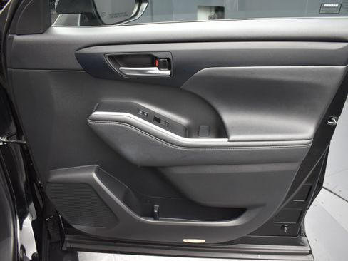 Used 2023 Toyota Highlander XLE AWD/4WD image 6
