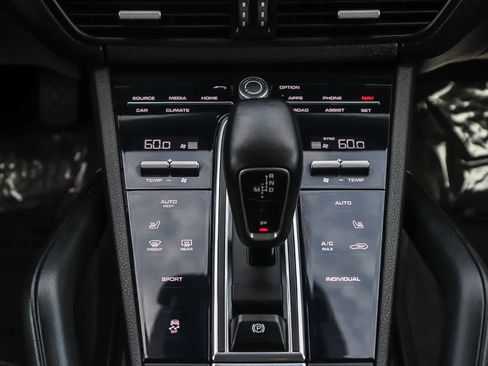 Used 2021 Porsche Cayenne w/ Driver Memory Package image 14