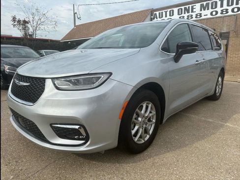 Used 2024 Chrysler Pacifica Touring-L image 1