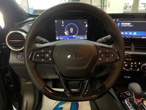 Used 2025 Chevrolet Trax RS w/ Sunroof Package FWD image 27