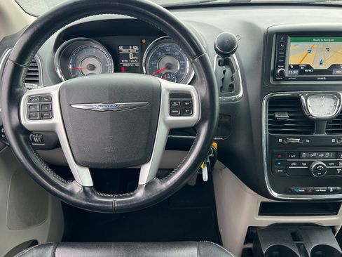 Used 2015 Chrysler Town & Country Touring image 11