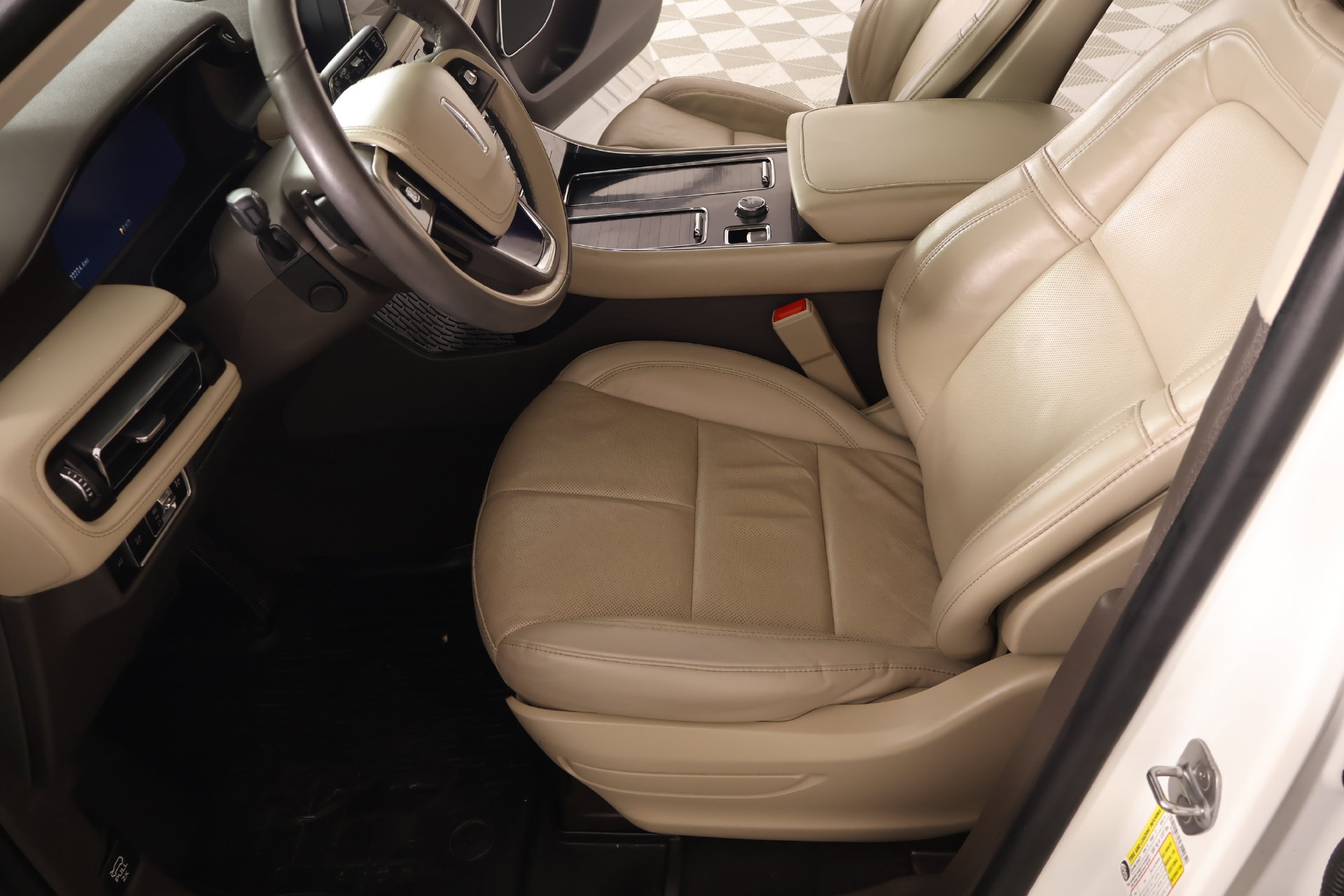 Certified 2024 Lincoln Aviator Reserve w/ Elements Package Plus AWD/4WD image 12