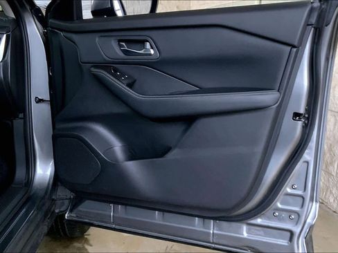 Used 2025 Nissan Rogue SV image 21