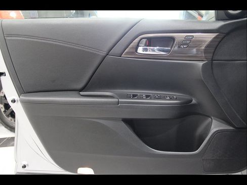 Used 2017 Honda Accord Touring image 15