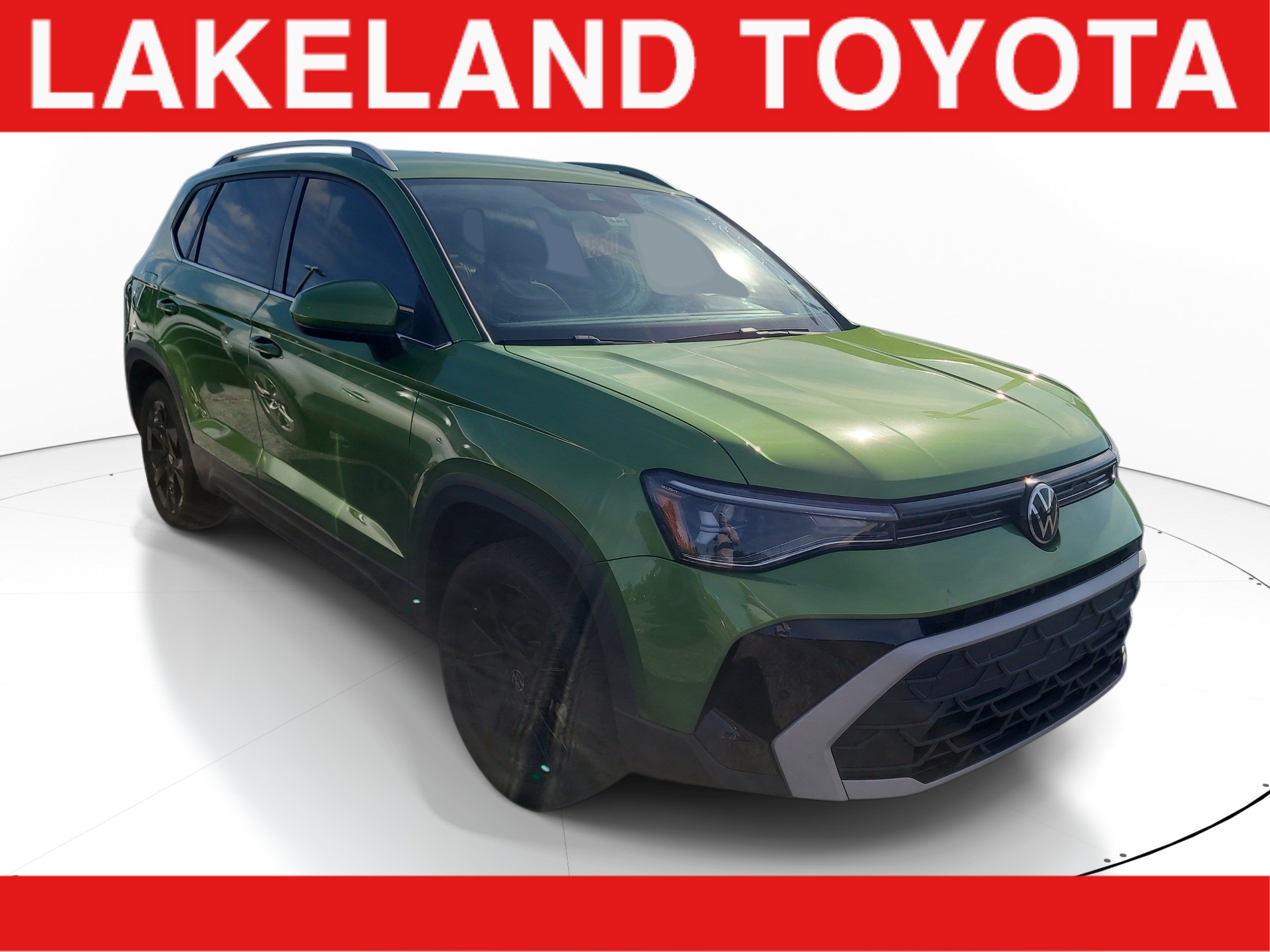Used 2025 Volkswagen Taos SE w/ Black Wheel Package FWD image 1