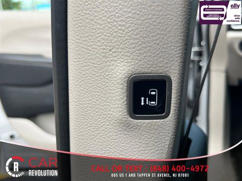 Used 2024 Chrysler Pacifica Touring-L FWD image 36