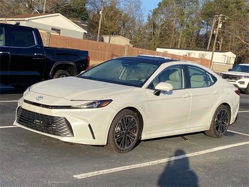 Used 2025 Toyota Camry XLE image 3