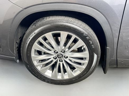 Used 2023 Toyota Highlander Platinum FWD image 13