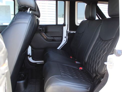 Used 2017 Jeep Wrangler Unlimited Sahara AWD/4WD image 19