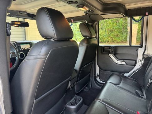 Used 2017 Jeep Wrangler Unlimited Rubicon w/ Connectivity Group AWD/4WD image 22