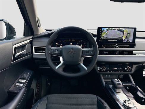 New 2025 Mitsubishi Outlander SE image 24