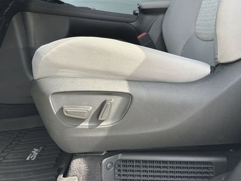 Used 2025 Toyota Sienna LE FWD image 23