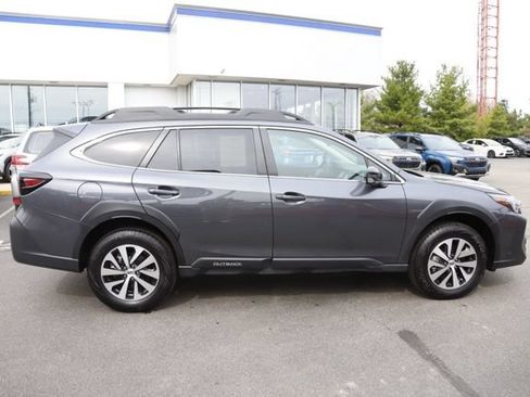 Used 2025 Subaru Outback Premium AWD/4WD image 2