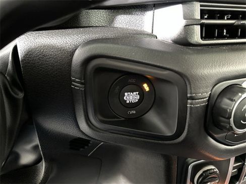 Used 2025 Jeep Gladiator Rubicon w/ Convenience Group image 17