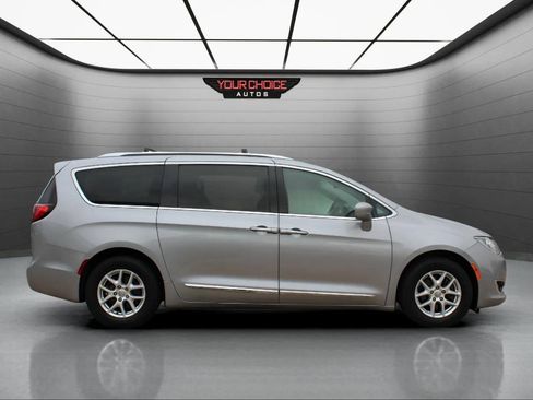 Used 2020 Chrysler Pacifica Touring-L FWD image 6