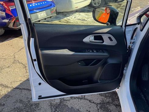 Used 2024 Chrysler Pacifica Limited image 14