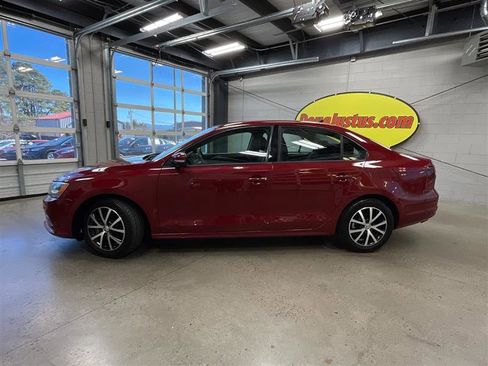 Used 2016 Volkswagen Jetta SE image 2