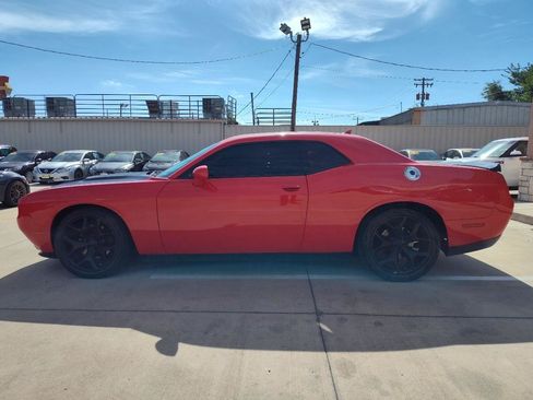 Used 2015 Dodge Challenger SXT Plus w/ Driver Convenience Group RWD image 7