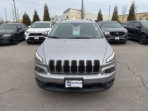 Used 2018 Jeep Cherokee Latitude w/ Cold Weather Group image 9
