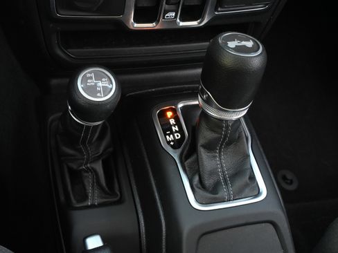 Used 2025 Jeep Wrangler Unlimited Sahara AWD/4WD image 26