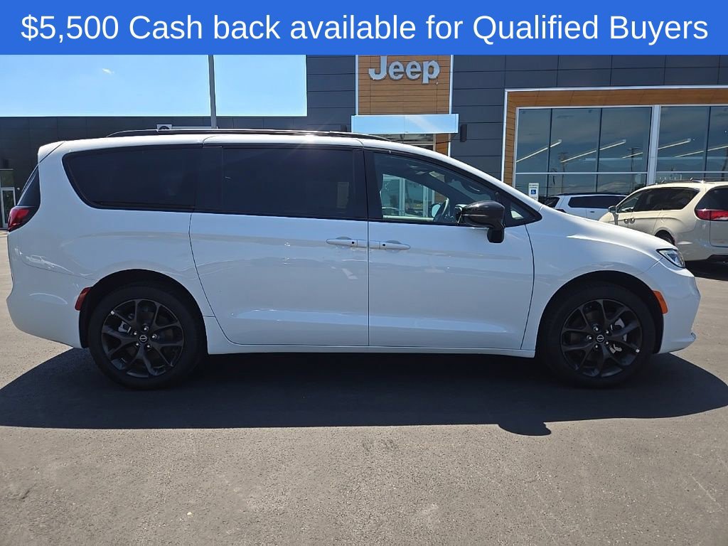 New 2026 Chrysler Pacifica Select w/ S Appearance Package AWD/4WD image 3