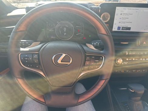 Used 2025 Lexus ES 300h w/ Luxury Package image 12