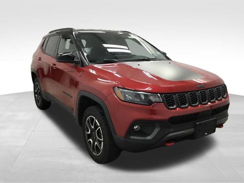 Used 2025 Jeep Compass Trailhawk AWD/4WD image 3