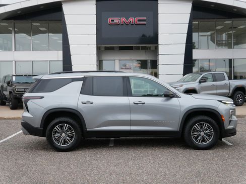 Used 2024 Chevrolet Traverse LT image 2