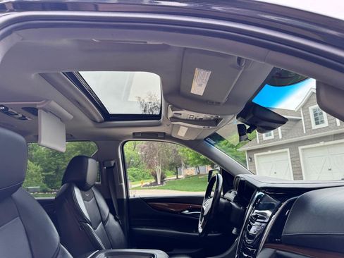 Used 2019 Cadillac Escalade ESV Luxury w/ Escalade Sport Edition AWD/4WD image 28
