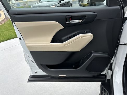 Certified 2024 Toyota Highlander XLE FWD image 14