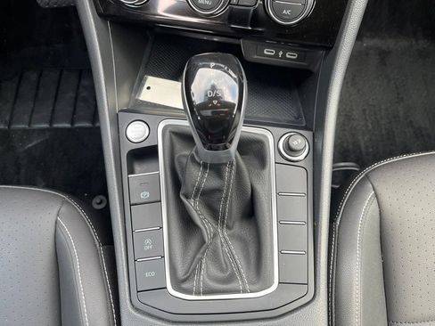 Used 2024 Volkswagen Jetta SE w/ Panoramic Sunroof Package FWD image 16