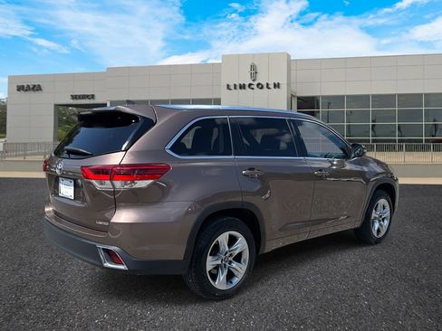 Used 2018 Toyota Highlander Limited image 3
