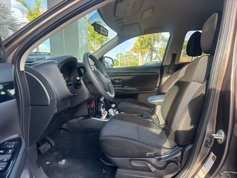 Used 2019 Mitsubishi Outlander ES image 5