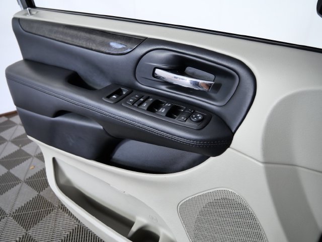 Used 2016 Dodge Grand Caravan SXT FWD image 24