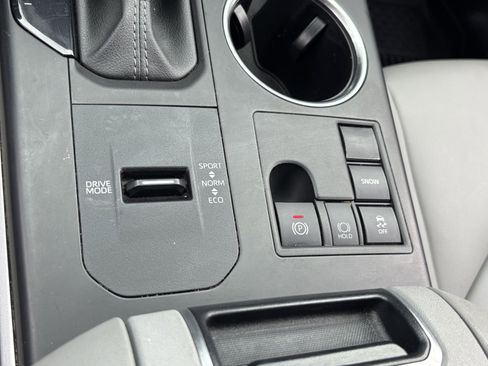Used 2024 Toyota Highlander LE image 25