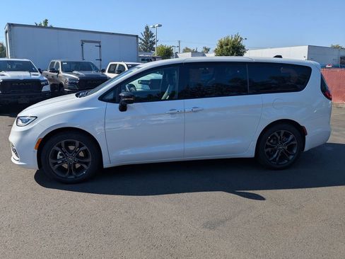 New 2026 Chrysler Pacifica Select image 4