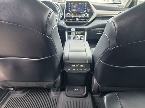 Used 2022 Toyota Highlander XLE AWD/4WD image 18