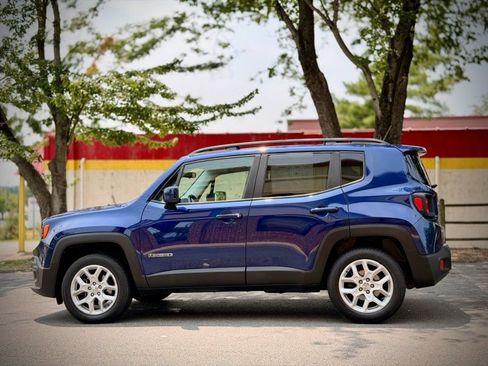Used 2017 Jeep Renegade Latitude AWD/4WD image 4