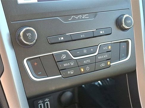 Used 2020 Ford Fusion SE image 17