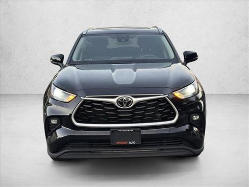 Used 2023 Toyota Highlander XLE image 2