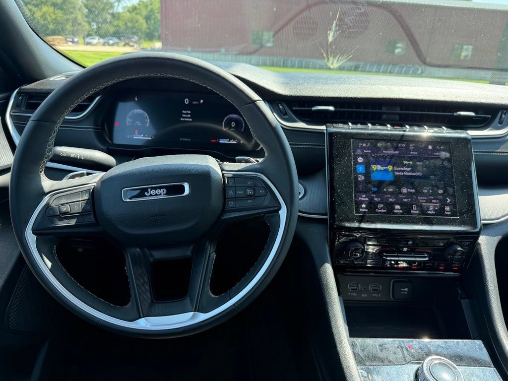 Used 2025 Jeep Grand Cherokee Altitude AWD/4WD image 39