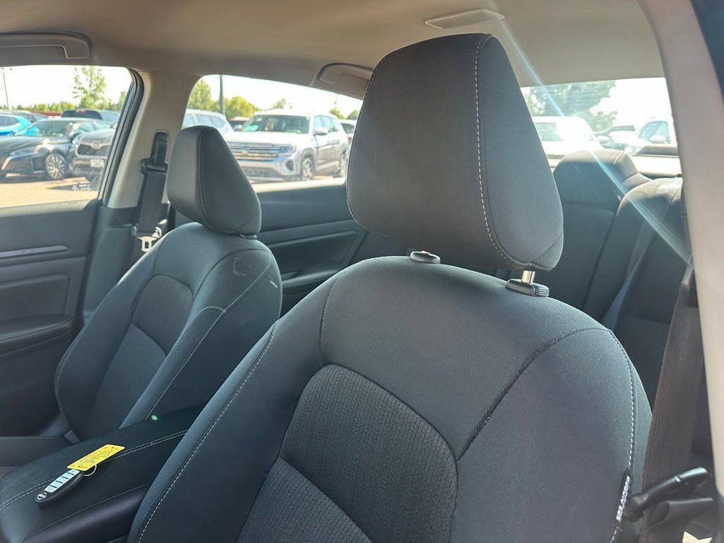 Used 2025 Nissan Altima 2.5 SV AWD/4WD image 3