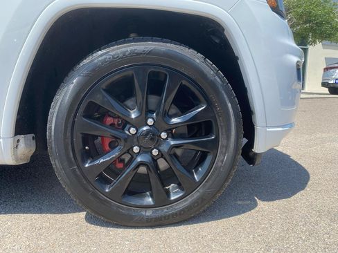 Used 2019 Jeep Grand Cherokee Altitude RWD image 3