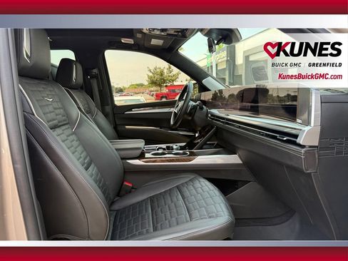 Used 2025 Cadillac Escalade Sport Platinum w/ LPO, Floor Liner Package AWD/4WD image 44